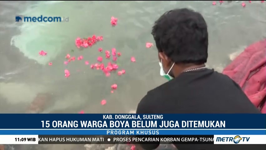 Keluarga Korban Gempa Tabur Bunga di Boya Donggala