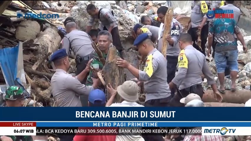 Warga dan Tim SAR Bersihkan Sisa Banjir Bandang di Mandailing Natal