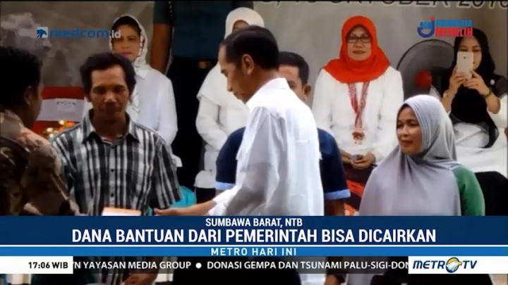 Jokowi Bagikan Buku Tabungan untuk Korban Gempa Sumbawa Barat
