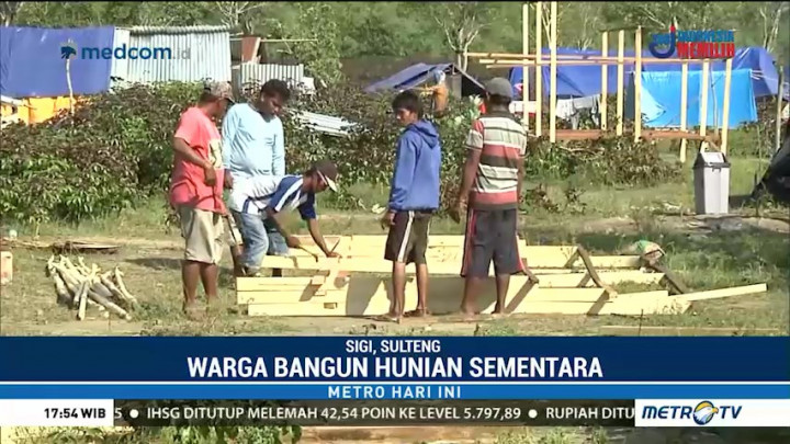 Warga Sigi Gotong Royong Bangun Hunian Sementara