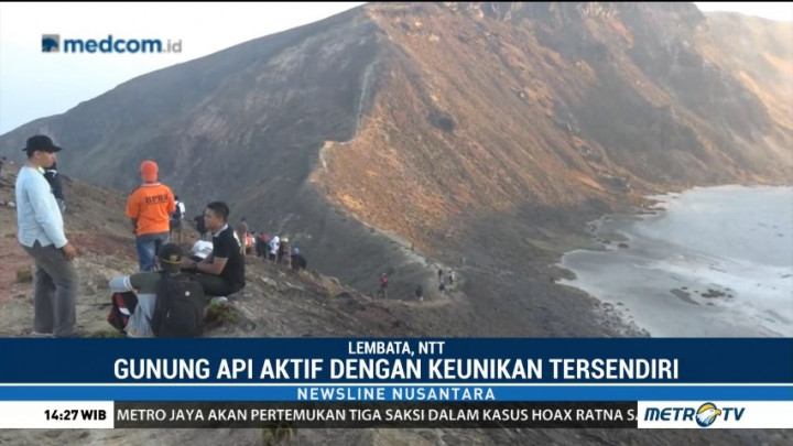 Pesona Tiga Gunung Api Lembata