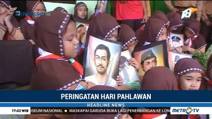 Pelajar di Sidoarjo Bersih-Bersih Poster Pahlawan