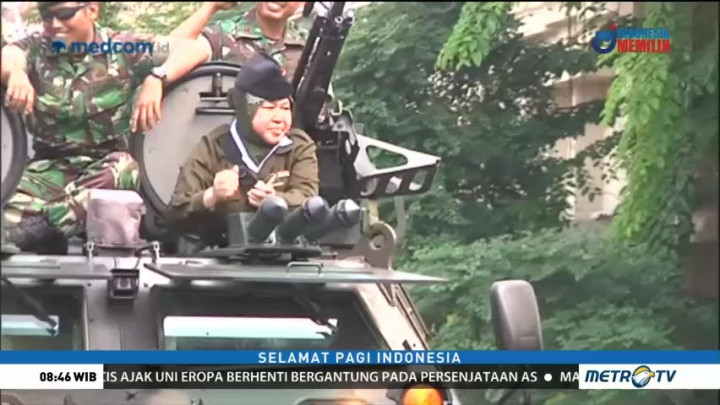 Tri Rismaharini Naik Tank Anoa di Parade Juang