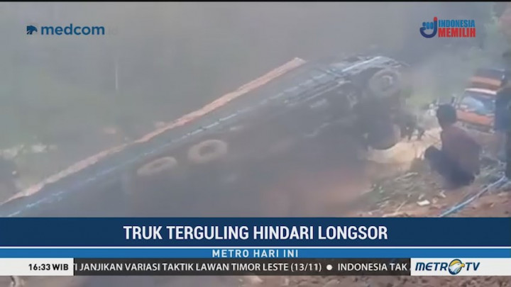 Rekaman Truk Terguling saat Hindari Longsor
