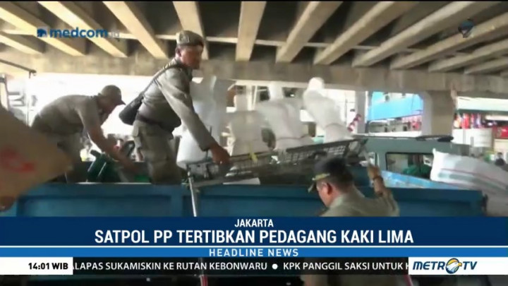 Satpol PP Tertibkan PKL Tanah Abang