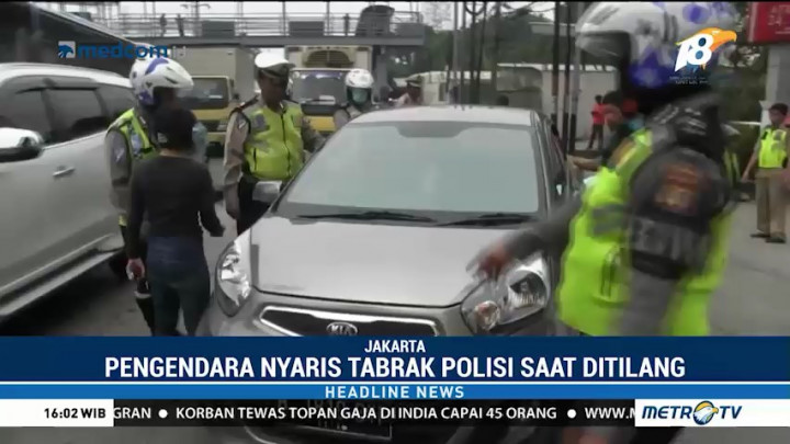 Hindari Razia, Pengendara Mobil Nyaris Tabrak Polisi