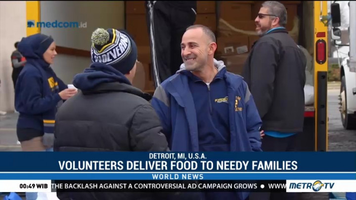 Volunteers Hand Deliver Food to Needy Families for Thanksgiving