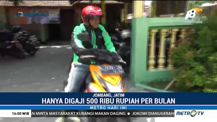 Kisah Guru Honorer Menyambi Pengemudi Ojek Online