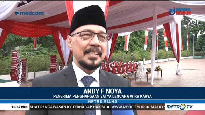 Andy Noya Terima Penghargaan Satya Lencana Wira Karya