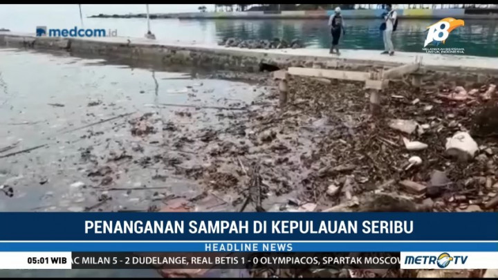 Petugas Gabungan Bersihkan Sampah yang Menumpuk di Pulau Pari