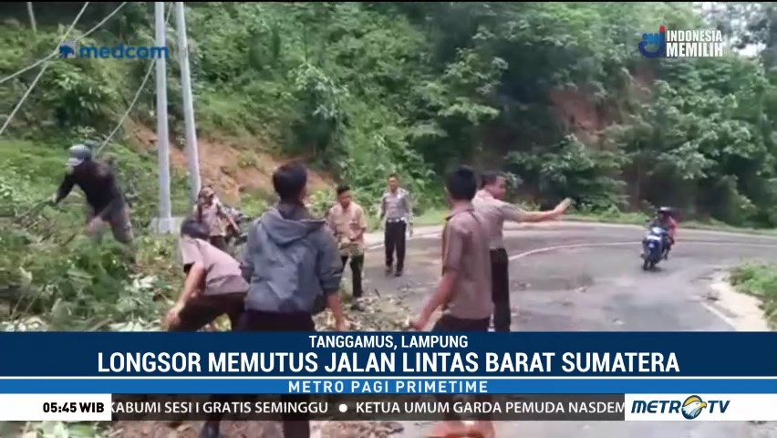 Jalan Lintas Barat Sumatera Terputus Akibat Longsor