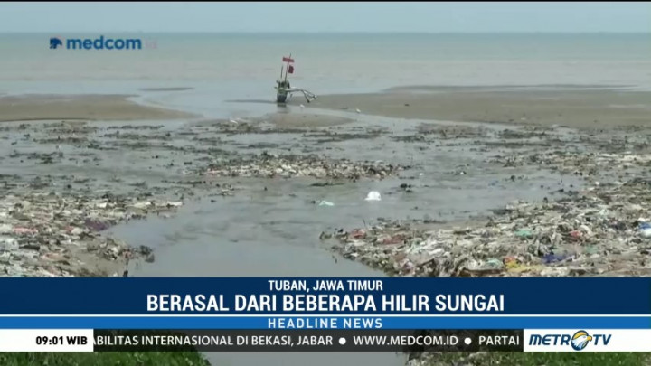 Ribuan Ton Sampah Plastik Menumpuk di Perairan Laut Utara Tuban