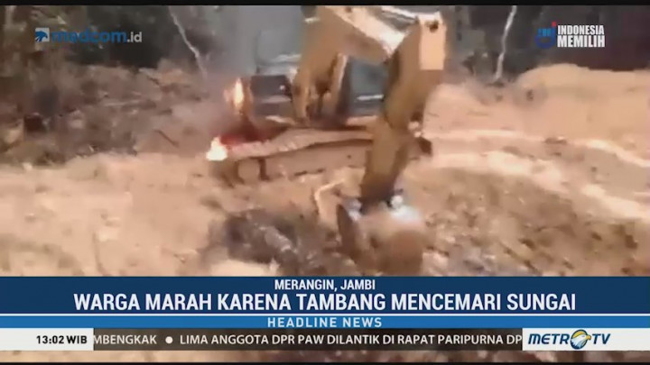 Warga Merangin Bakar Eskavator Tambang Emas Ilegal