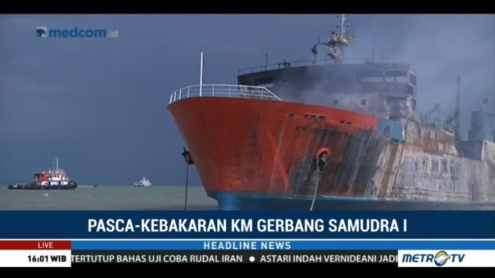 Asap Masih Mengepul dari KM Gerbang Samudra I