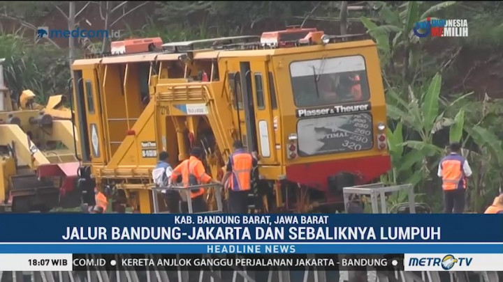 Kereta Perawatan Jalan Rel Anjlok di Bandung Barat