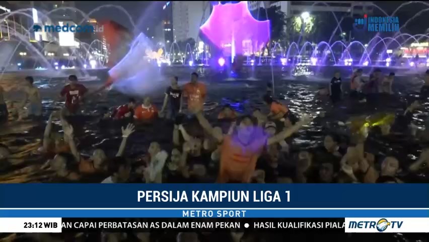 Jakmania Rayakan Kemenangan di Bundaran HI