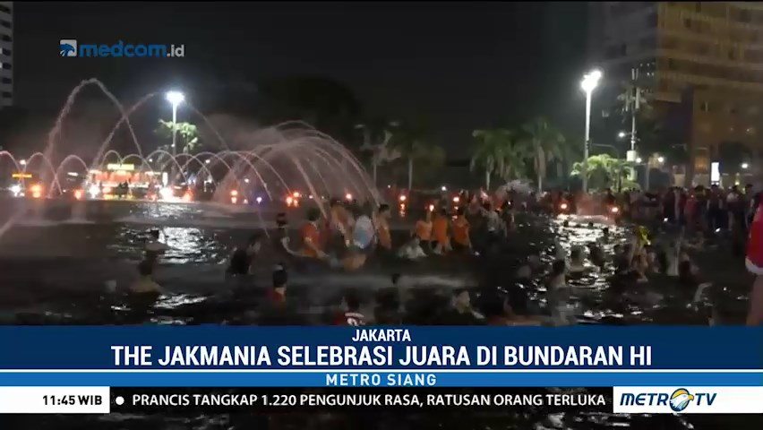 Persija Juara, Jakmania <i>Nyebur</i> ke Kolam Bundaran HI
