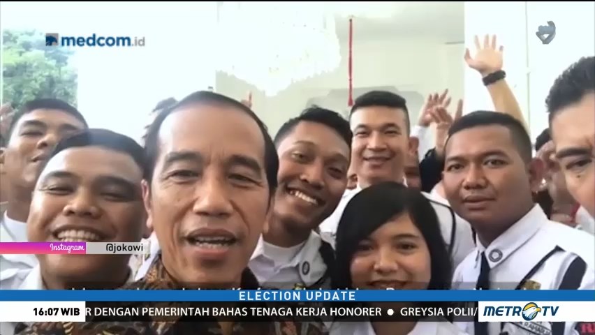 Jokowi Ngevlog Bareng Satpam di Istana