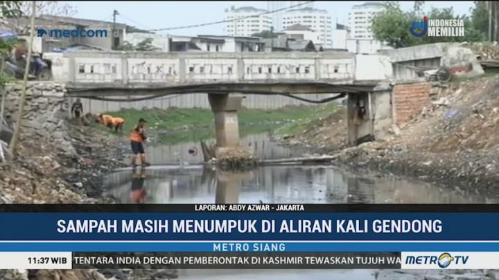 Sampah Masih Menumpuk di Aliran Kali Gendong