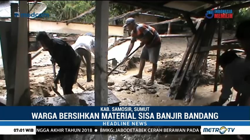 Warga Bersihkan Material Sisa Banjir Bandang Samosir