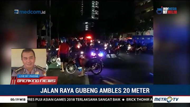 Polisi Minta Warga Menjauh dari Lokasi Amblesnya Jalan di Surabaya