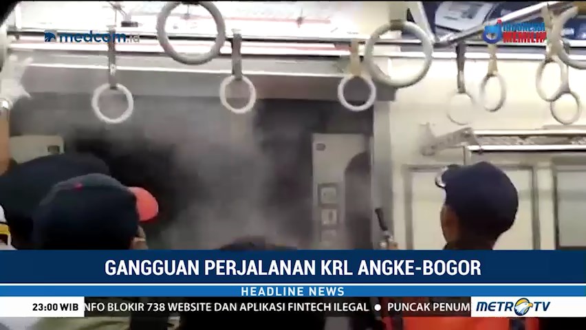 Pintu KRL Tujuan Bogor Keluarkan Asap