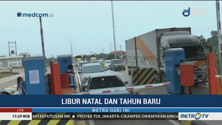 Banyak Pengendara Berhenti di Bahu Jalan Tol Semarang-Batang