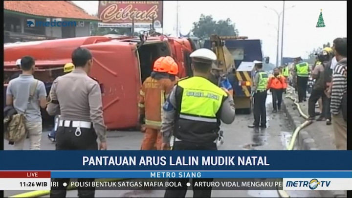 Truk Bermuatan Solar Terguling di Bandung