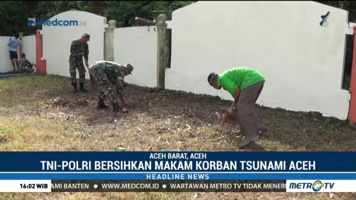 TNI-Polri Bersihkan Makam Korban Tsunami Aceh