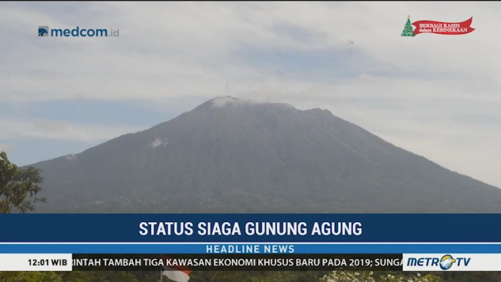 Gunung Agung Keluarkan Asap Putih Tipis