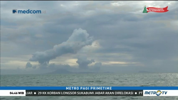 Gunung Anak Krakatau Masih Mengeluarkan Asap Putih
