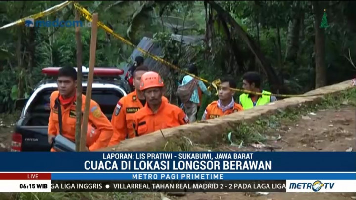 Petugas Pasang Alat Deteksi Dini Longsor di Cisolok