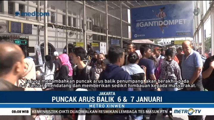 Stasiun Pasar Senen Dipadati Penumpang