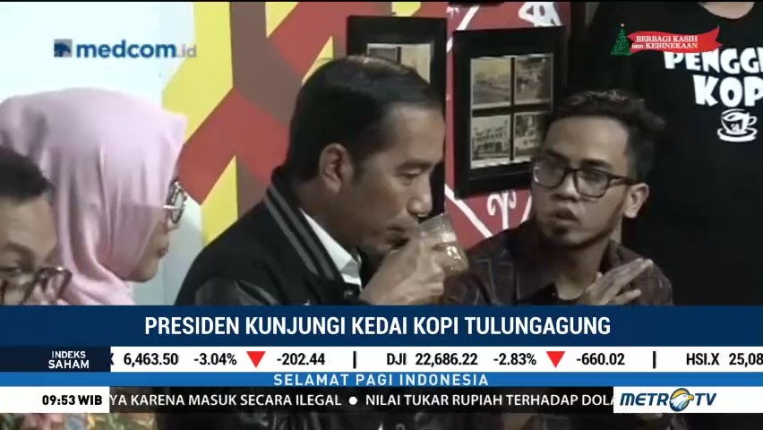Jokowi <i>Ngopi</i> dan <i>Nge-vlog</i> di Kedai Kopi Tulungagung
