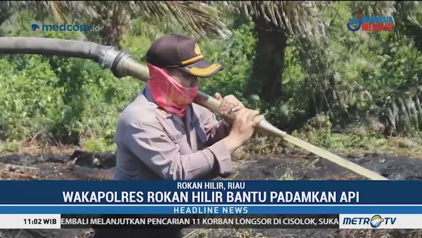 Kebakaran Lahan, Wakapolres Rokan Hilir Bantu Padamkan Api