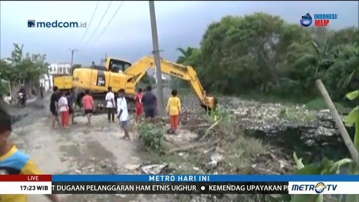 Alat Berat Dikerahkan Bersihkan Sampah di Kali Pisang Batu