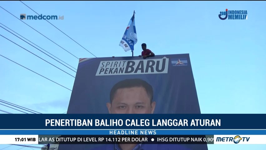 Bawaslu Pekanbaru Tertibkan Baliho Caleg yang Langgar Aturan