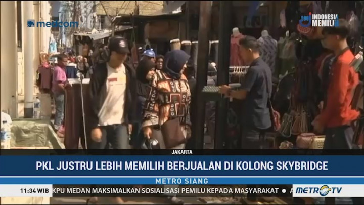 PKL Tanah Abang Lebih Pilih Berjualan di Kolong <i>Skybridge</i>