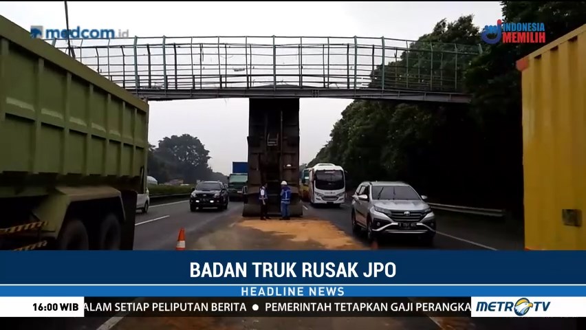 Truk Tabrak JPO di Tol Jakarta-Tangerang Hingga Rusak