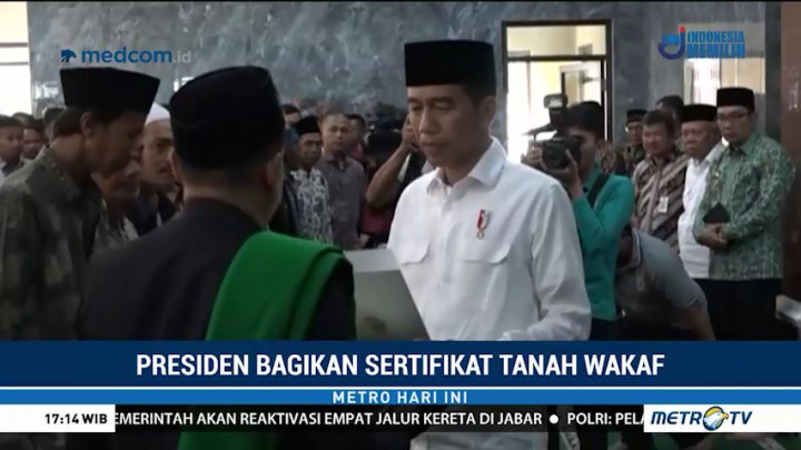 Jokowi Bagikan Ratusan Sertifikat Tanah Wakaf di Jabar