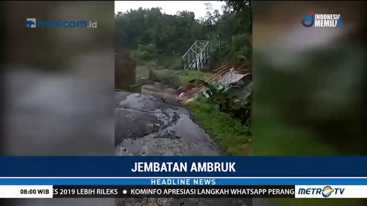 Jembatan Plompong Brebes Ambruk Akibat Tergerus Arus Sungai