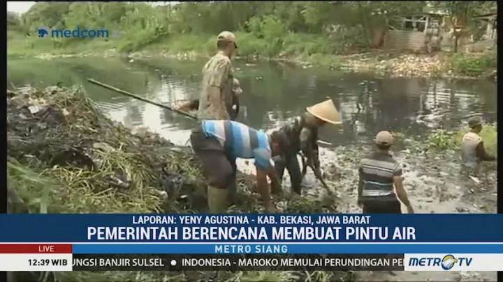 Pembersihan Sampah di Kali Pisang Batu Dilakukan Secara Manual