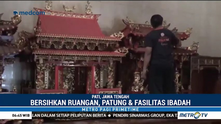 Petugas Mulai Bersihkan dan Percantik Kelenteng Jelang Imlek