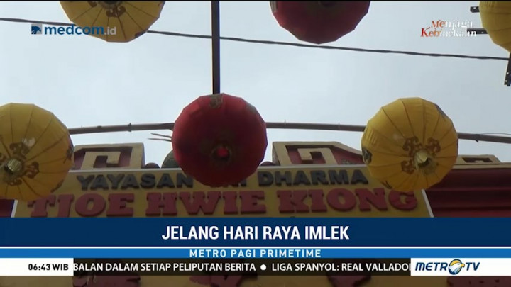 Kelenteng Tjoe Kwie Kiong Mulai Dipercantik Jelang Imlek