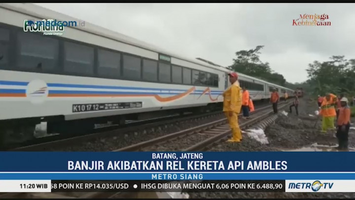 Jalur Kereta Api di Batang Ambles Akibat Banjir