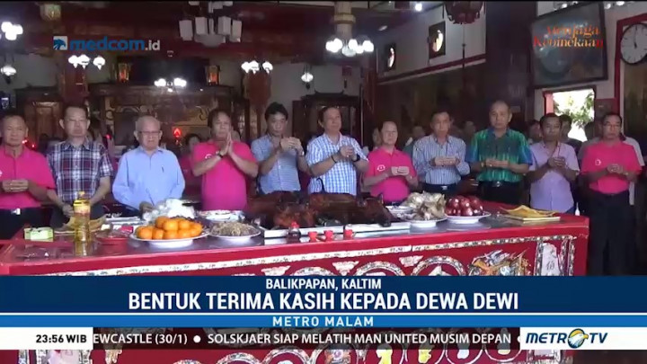 Sambut Imlek, Warga Tionghoa Beribadah di Kelenteng Guang De Miao