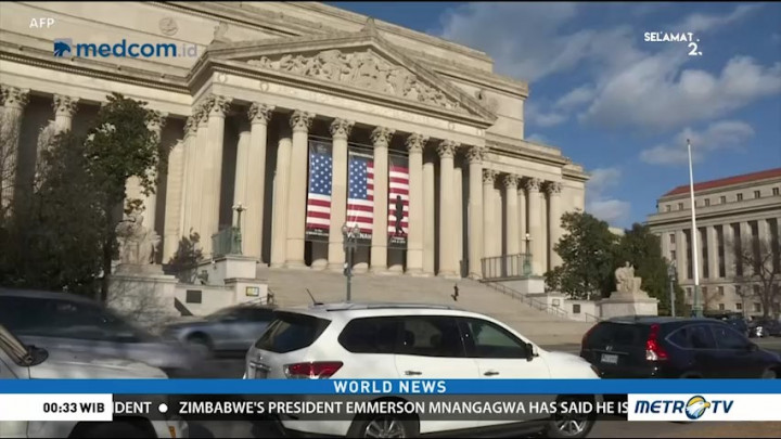 Federal Employees Return to Work as Border Wall Battle Persists