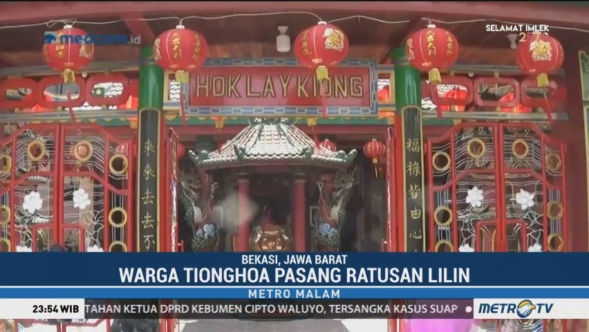 Warga Tionghoa Pasang Ratusan Lilin di Kelenteng Hok Lay Kiong