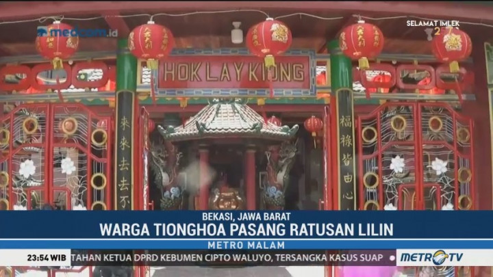 Warga Tionghoa Pasang Ratusan Lilin di Kelenteng Hok Lay Kiong