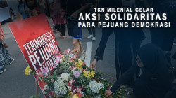 TKN Milenial Jokowi-Ma'ruf Gelar Tabur Bunga di Bundaran HI